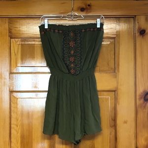 Flowy strapless embroidered romper